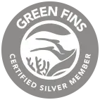Green Fins Logo mit Flossen und Korallen, Schriftzug "Green Fins Certified Silver Member" und Hinweis auf Nusa Penida.