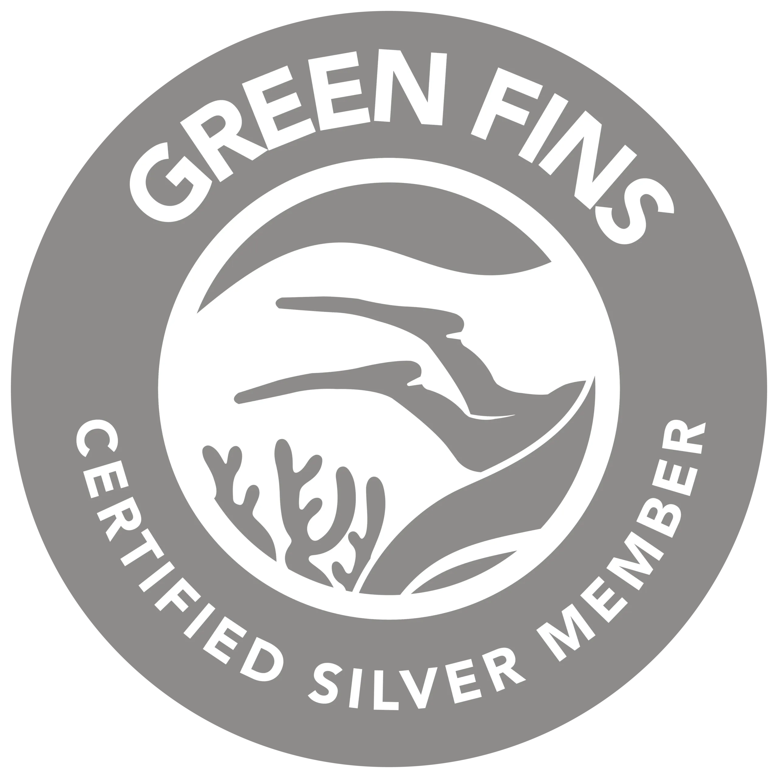GF_Stamp_Silver Green Fins Logo mit Flossen und Korallen, Schriftzug "Green Fins Certified Silver Member" und Hinweis auf Nusa Penida.